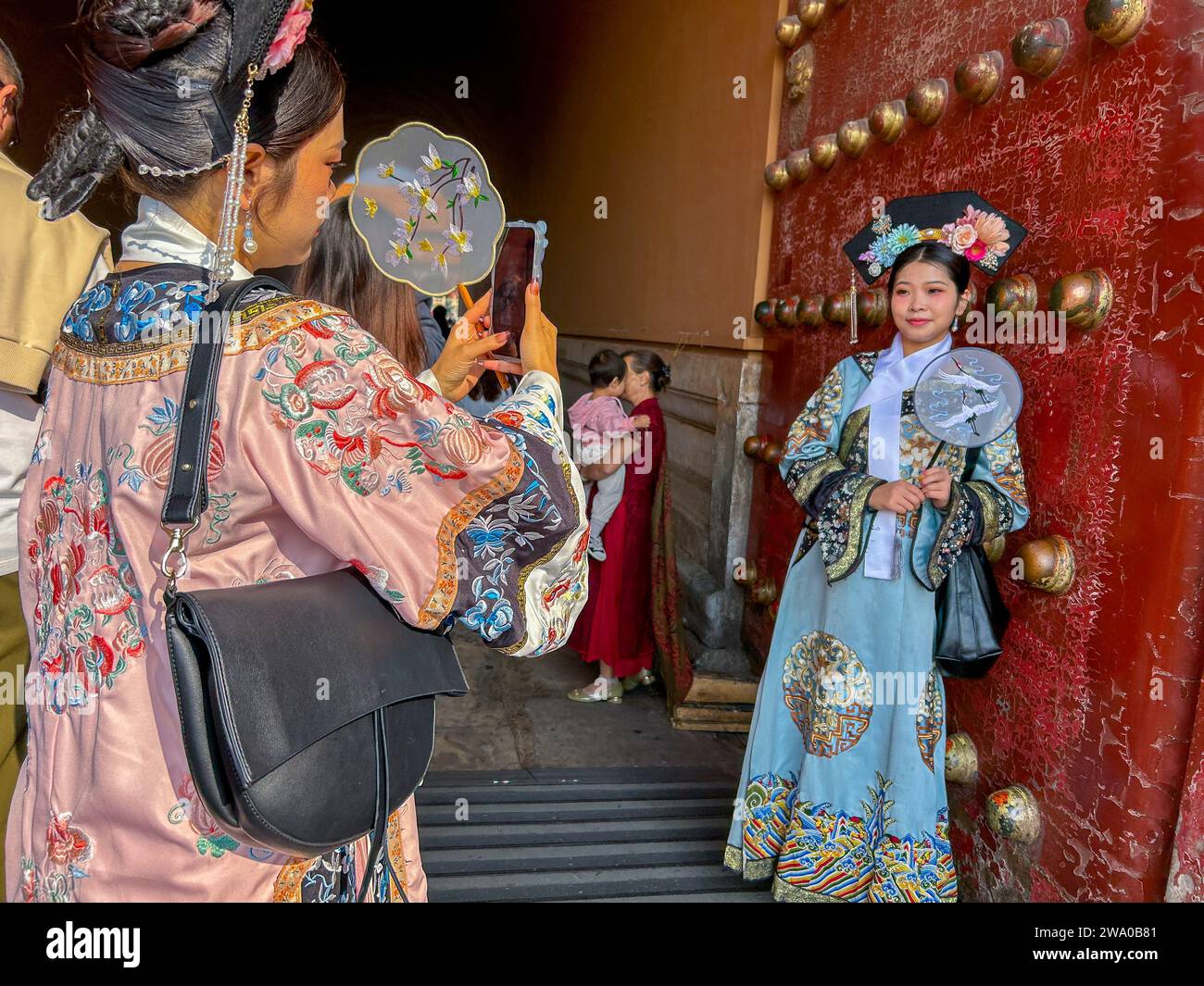 Peking, China, Chinesin Posiert, Traditionelle Tracht, Touristen, Besuch in der Verbotenen Stadt, 'Hall of Supreme Harmony', Kaiserpalast, Porträt Stockfoto