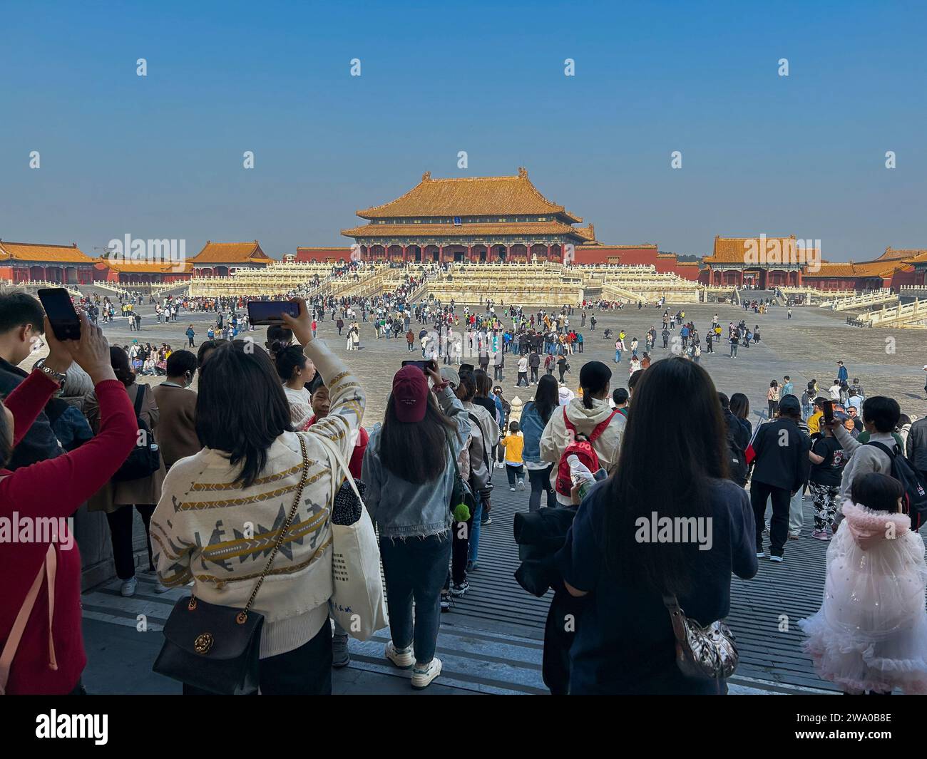 Peking, China, Große Menschenmenge, Chinesen, Touristen, Besuch in der Verbotenen Stadt, dem Kaiserpalastgebäude Stockfoto