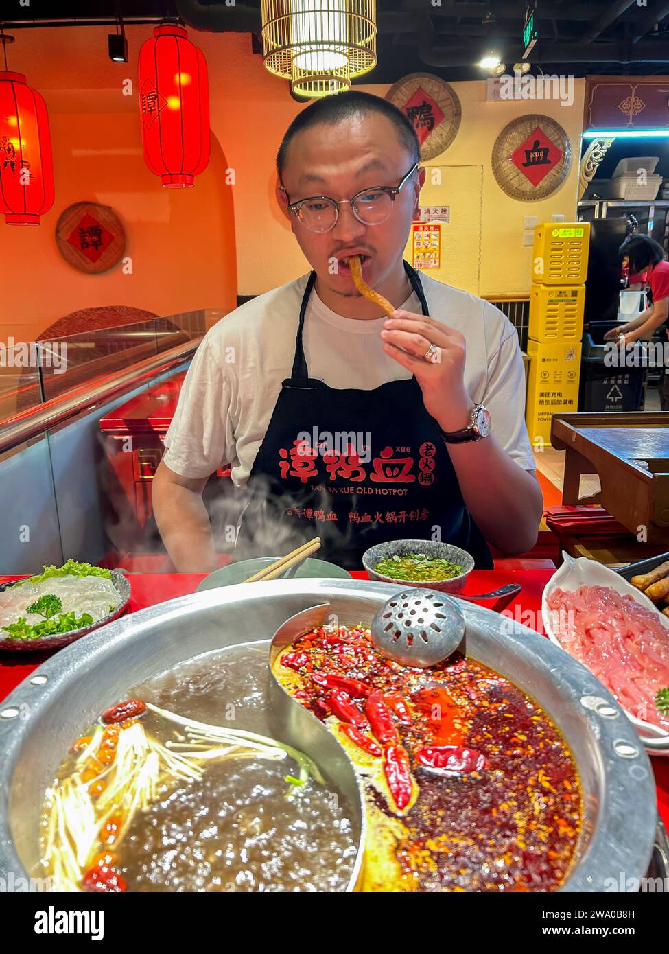 Peking, China, Porträt Mann Essen Mahlzeiten, chinesisches Restaurant, Tisch, Hot Pot, 'Tan Ya Xue Old Hotpot', am Tisch Stockfoto