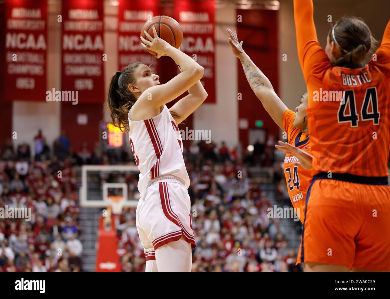 Bloomington, USA. Dezember 2023 31. BLOOMINGTON (INDIANA) – DEZEMBER 31: Yarden Garzon (12) der Indiana Hoosiers wirft einen Schuss gegen die Illini-Gardin Adalia McKenzie (24) während eines NCAA-Basketballspiels für Frauen am 31. Dezember 2023 in der Simon Skjodt Assembly Hall in Bloomington, Indiana. IU schlug Illinois 77-71. Quelle: Jeremy Hogan/Alamy Live News Stockfoto