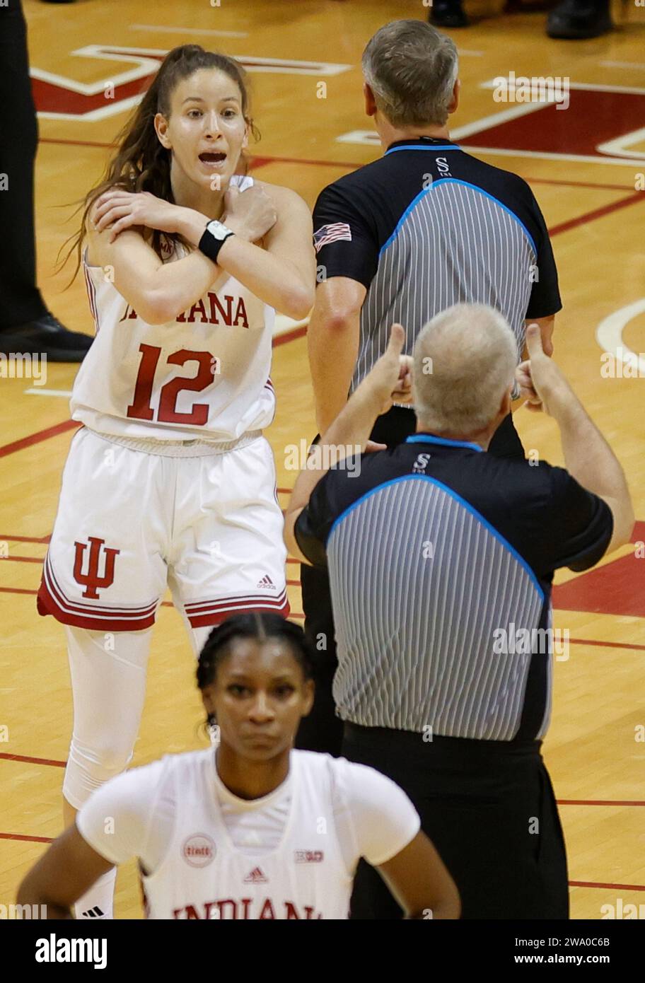 Bloomington, USA. Dezember 2023 31. BLOOMINGTON (INDIANA) – DEZEMBER 31: Die Indiana Hoosiers schützen Yarden Garzon (12) streitet, dass ein Foul gegen Illinois während eines NCAA-Basketballspiels für Frauen am 31. Dezember 2023 in der Simon Skjodt Assembly Hall in Bloomington (Indiana) gefordert wurde. IU schlug Illinois 77-71. Quelle: Jeremy Hogan/Alamy Live News Stockfoto
