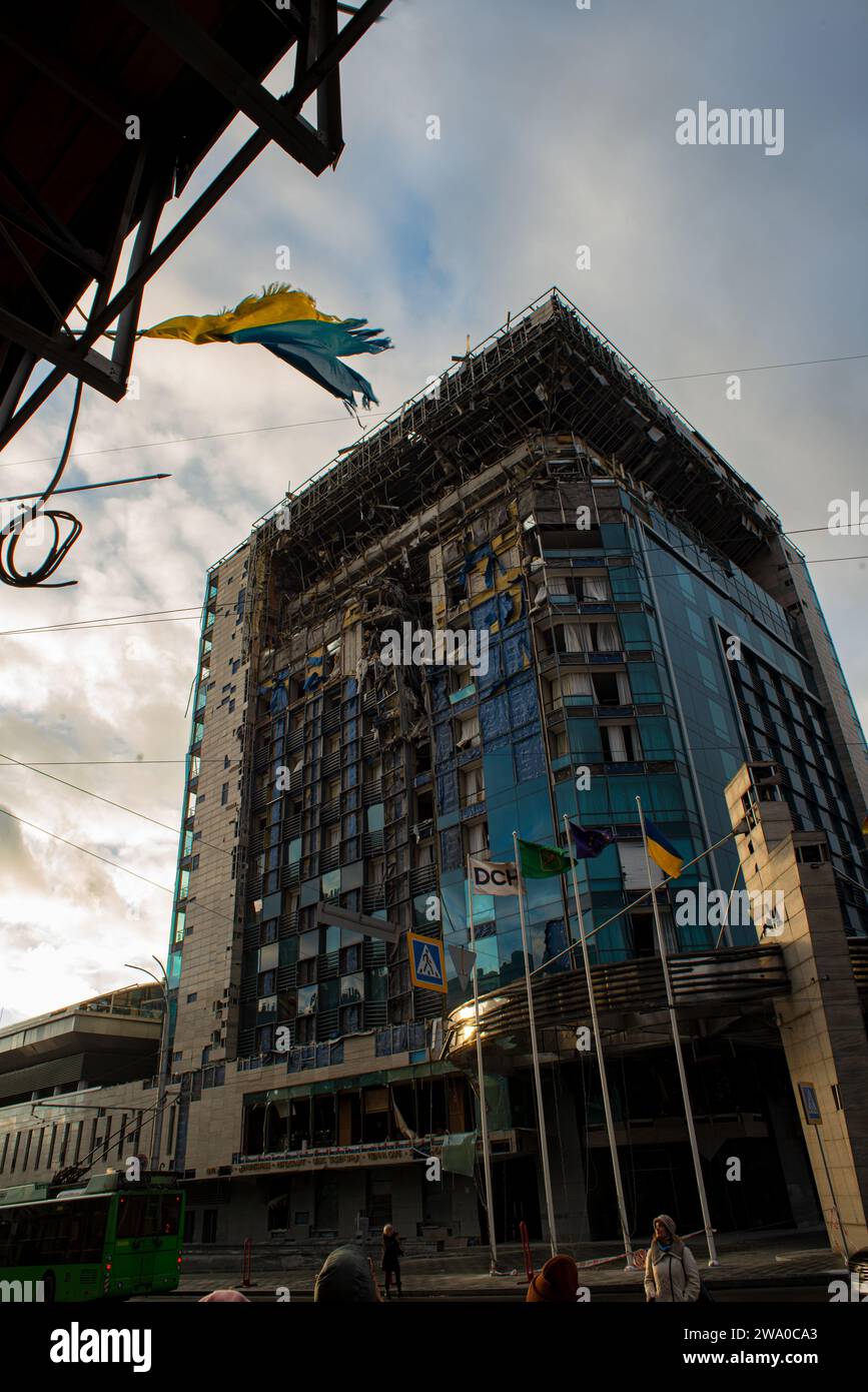 Die gelb-blaue Flagge der Ukraine, gerissen durch die Explosion einer russischen Rakete, die das 5-Sterne-Hotel Charkiw Palace zerstörte Stockfoto