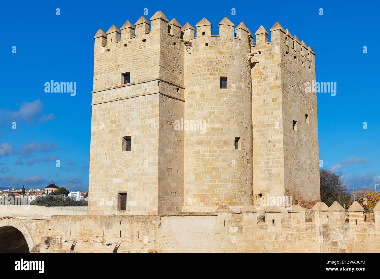 Museum Torre de Calahorra in Cordoba. Mittelalterliche Stadtmauer von Cordoba, Andalusien, Spanien Stockfoto