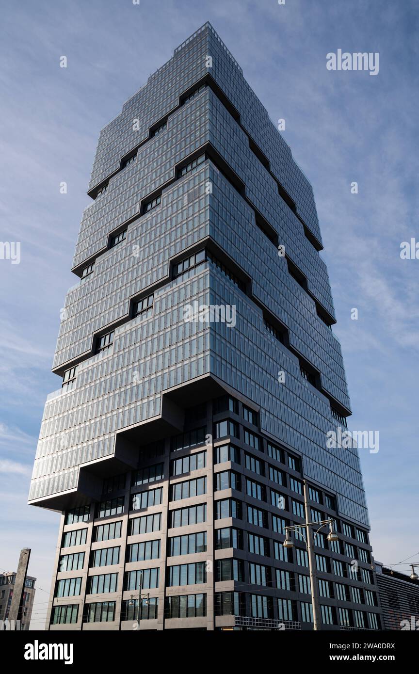 22.11.2023, Berlin, Deutschland, Europa - Blick von der Warschauer Bruecke auf das neue Buerohochhaus Edge East Side Berlin - Amazonasturm im Berliner Ortsteil Friedrichshain des Bezirks Friedrichshain-Kreuzberg. Der 142 m hohe Turm mit markanter Fassadenstruktur steht am suedlichen Ende der Warschauer Bruecke. Der Entwurf stammt vom daenischen Architekturbuero Bjarke Ingels Group. *** 22 11 2023, Berlin, Deutschland, Europa Blick von der Warschauer Bruecke auf den neuen Edge East Side Berlin Amazon Tower Büroturm im Friedrichshain Bezirk Berlins Friedrichshain Kreuzberg der 142-Met Stockfoto