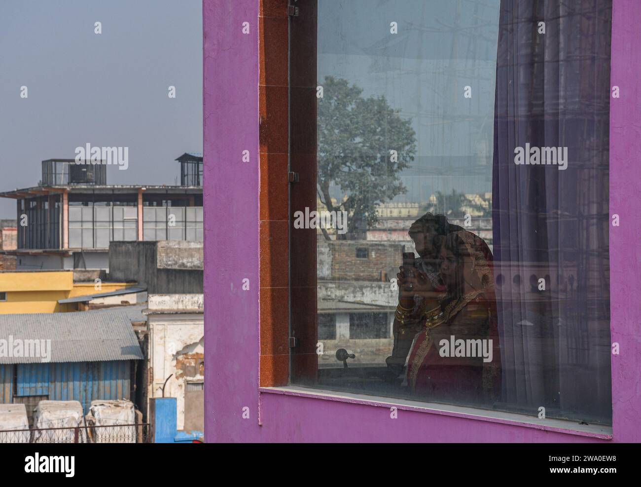 Ayodhya, Indien. Dezember 2023. Anhänger machen Fotos von der Baustelle des Hindu RAM Tempels in Ayodhya. Ein Teil des RAM Mandir wird im Januar 2024 eingeweiht und eröffnet. Die Einweihungszeremonie des Tempels soll am 22. Januar 2024 stattfinden. Quelle: SOPA Images Limited/Alamy Live News Stockfoto