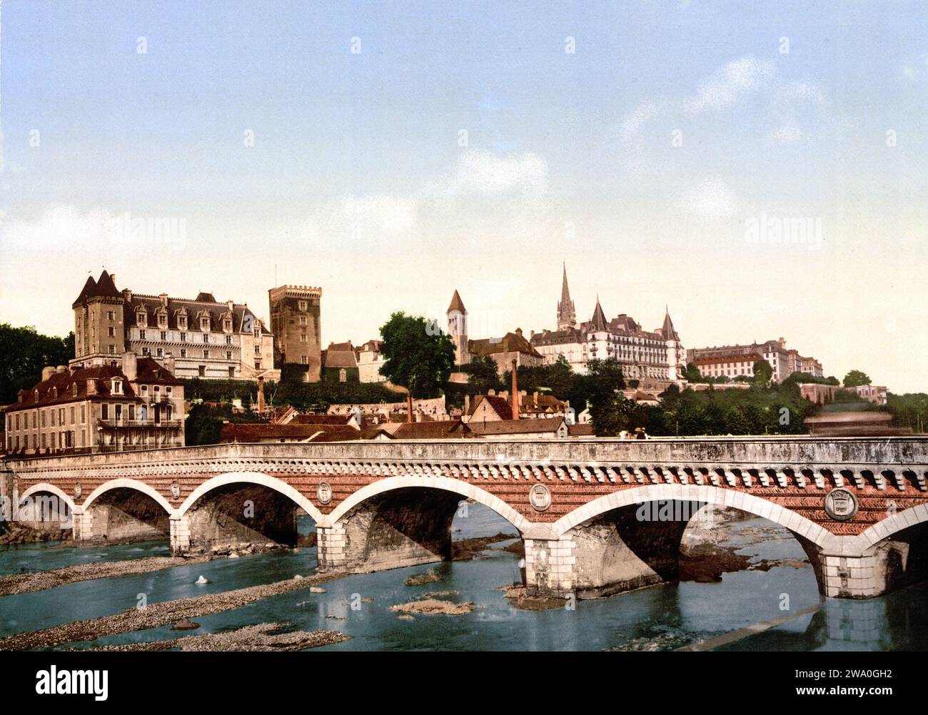 Vintage-Farbfotolithographie der Burg (Chateau de Pau) und der Brücke, Pau, Pyrenäen, Frankreich ca. 1890-1900 Stockfoto