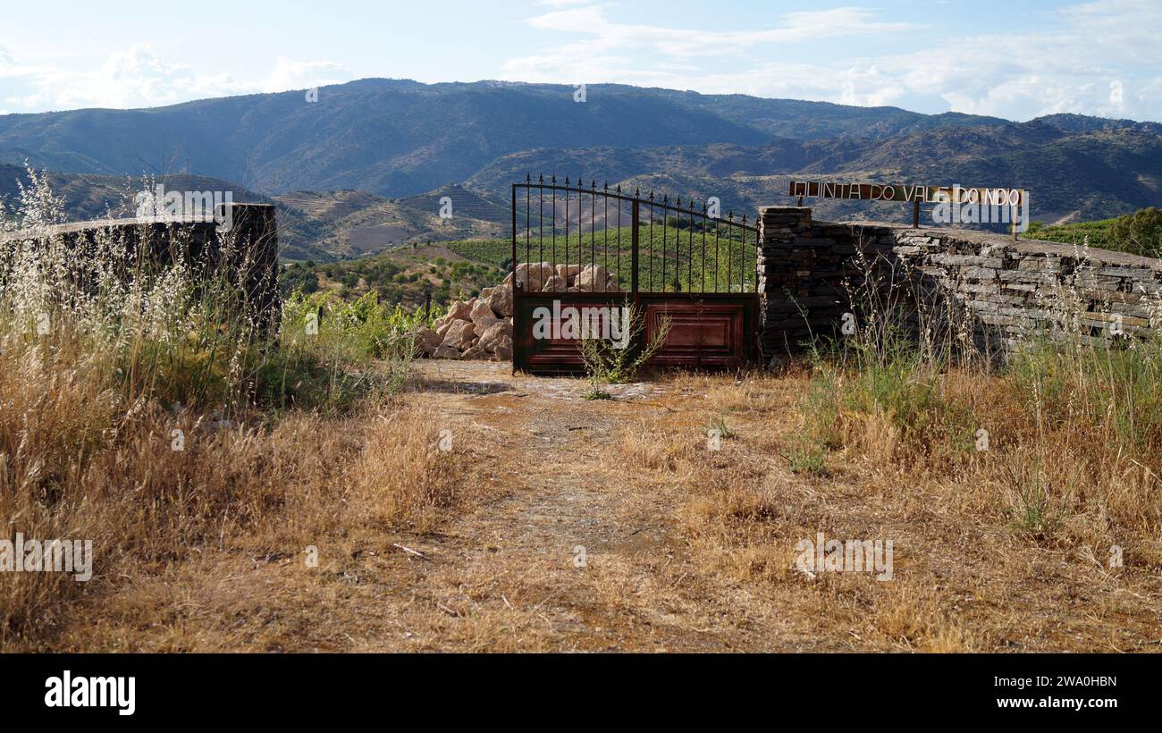 Weinregion Alto Douro, wackeliges rostiges Tor auf einem Hügel oberhalb des Douro-Tals, in der Nähe von Tua, im Bezirk Braganca, Portugal Stockfoto