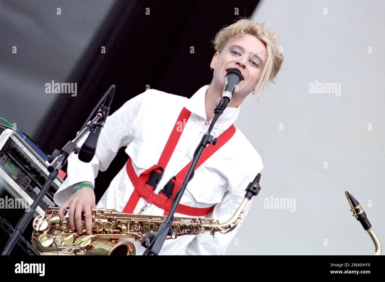 Imola Italien 20.06.1999: Andrea „Andy“ Fumagalli Saxophonist und Keyboarder der italienischen Bluvertigo-Gruppe, während eines Live-Konzerts beim Heineken Jammin' Festival Stockfoto