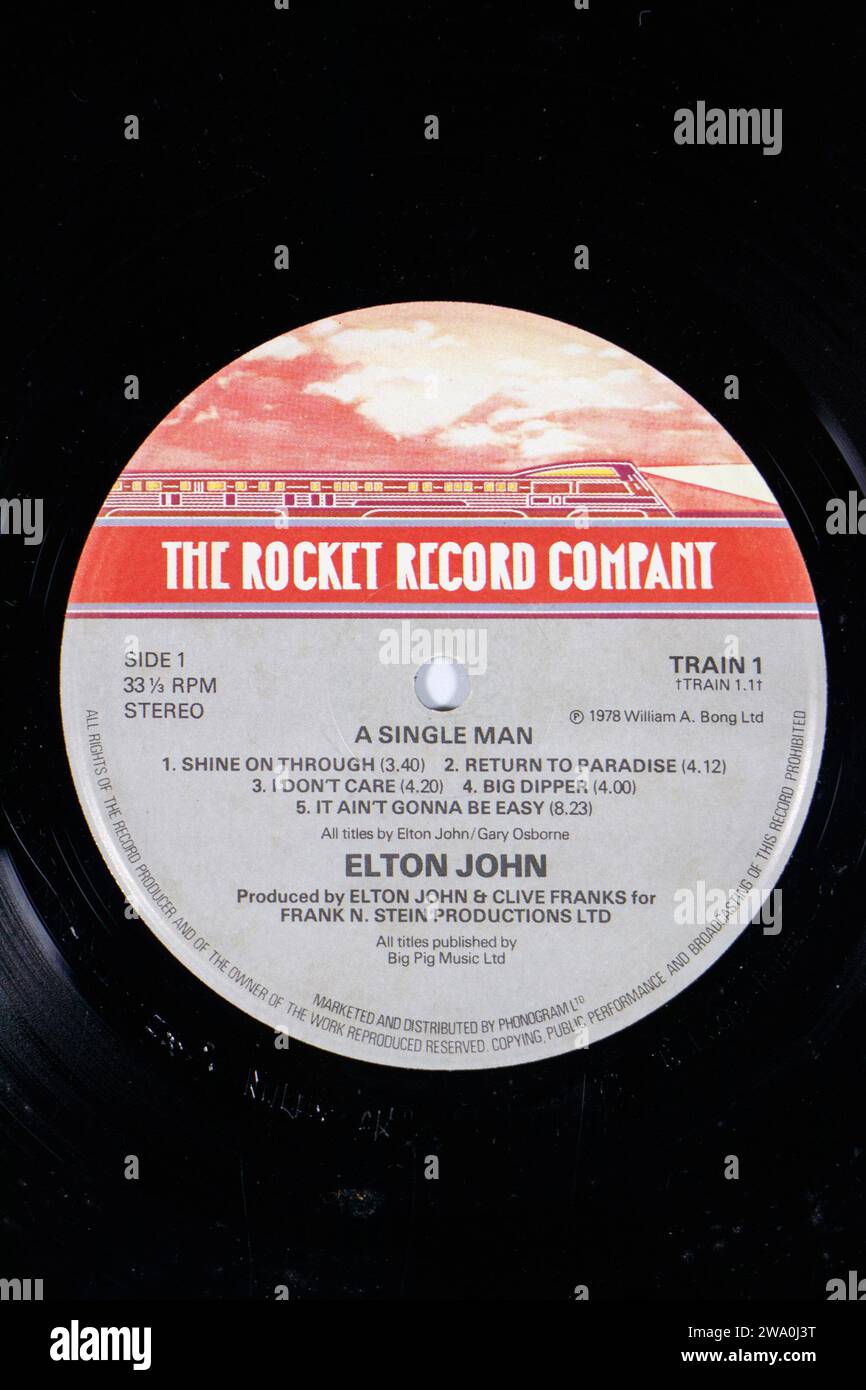 Nahaufnahme des Labels für eine Single-man-LP von elton john Rocket Records Company Logo Stockfoto