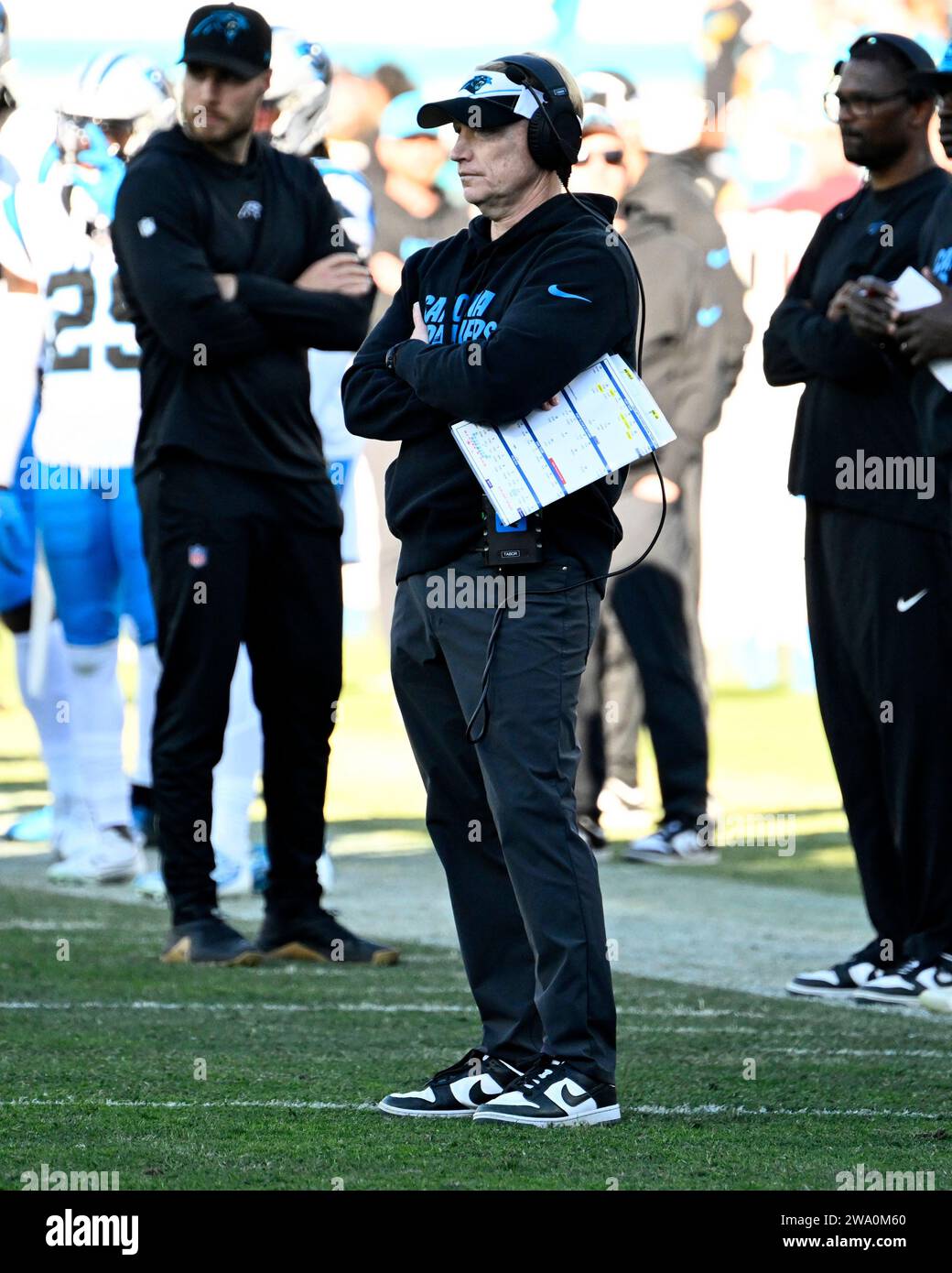 Jacksonville, Usa. Dezember 2023 31. Carolina Head Coach Chris Tabor sieht zu, wie die Panthers am Sonntag, den 31. Dezember 2023, im EverBank Stadium in Jacksonville, Florida, gegen die Jaguars antreten. Die Jaguars besiegten Carolina mit 26:0. Foto: Joe Marino/UPI. Quelle: UPI/Alamy Live News Stockfoto