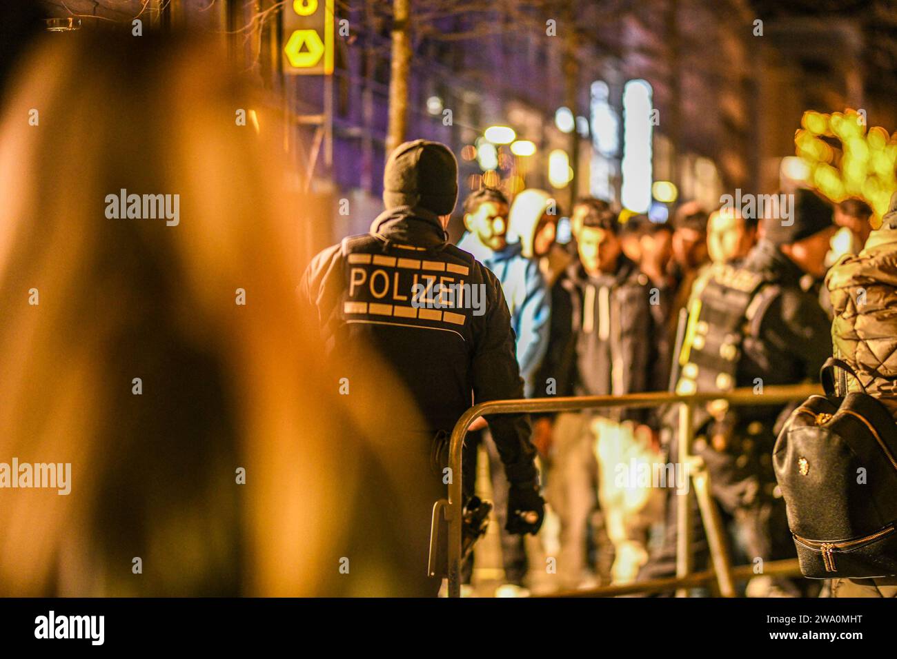 Stuttgart, Deutschland. Dezember 2023 31. Ein Polizeikontingent am Stuttgarter Schlossplatz während einer Silvesterveranstaltung auf 31.12.2023 Credit: Jason Tschepljakow/dpa/Alamy Live News Stockfoto