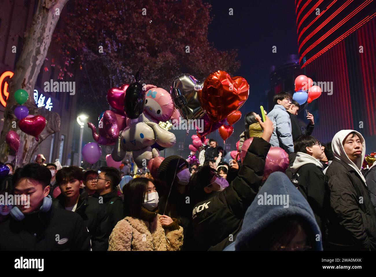 NANJING, CHINA 31. DEZEMBER 2023 Eine große Zahl von Bürgern