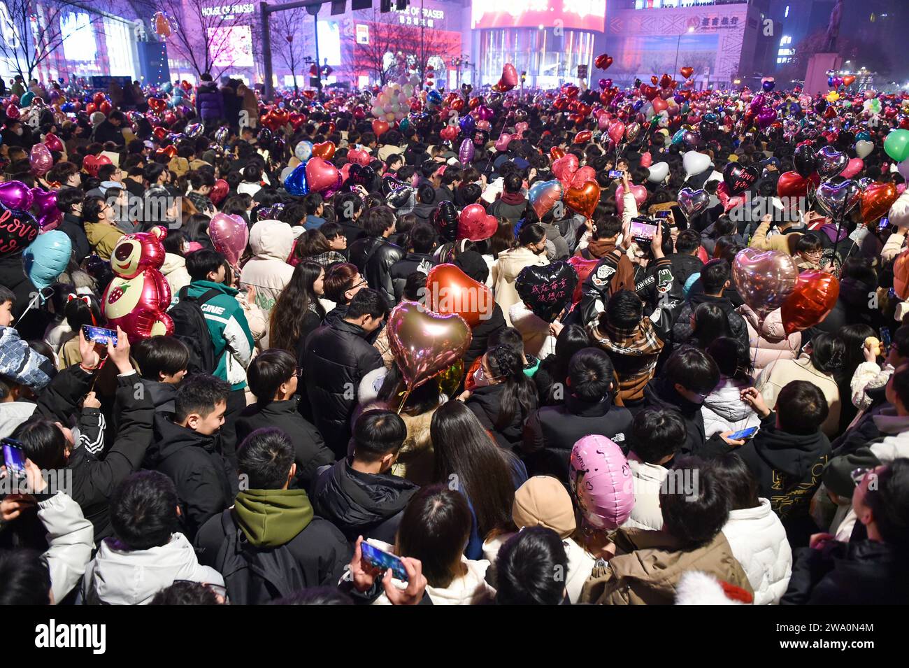 NANJING, CHINA 31. DEZEMBER 2023 Eine große Zahl von Bürgern