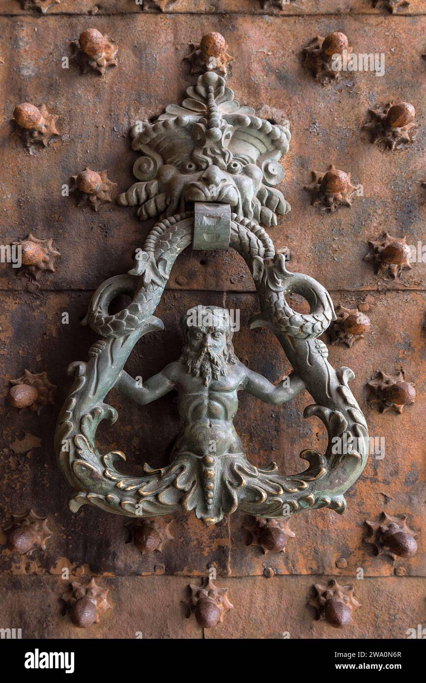 Historischer Türklopfer am Tor des Palazzo Ducale, Piazza Matteotti, Genua, Italien, Europa Stockfoto