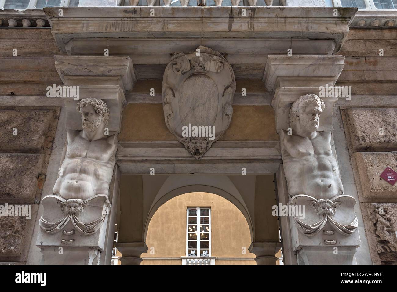 Atlanten am Eingangsportal des Palazzo Lercari-Parodi, erbaut 1571, Via Giuseppe Garibaldi, 3, Genua, Italien, Europa Stockfoto