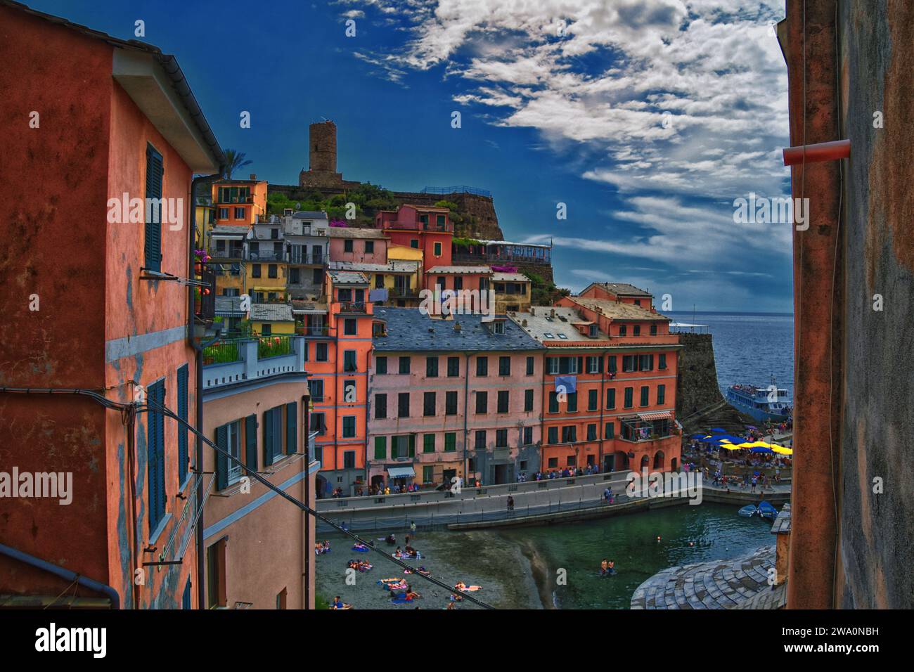 Blick auf Cinque Terre von Wanderwegen auf Küstenorte an der italienischen Riviera. Ligurien, Italien, Europa. Sommer 2023. Stockfoto