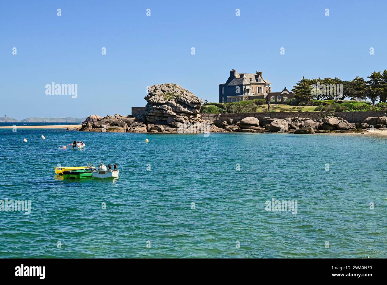 Felsen und Villa am Meer, Trégastel, Pink Granit Coast, Côte d'Armor, Bretagne, Frankreich, Europa Stockfoto