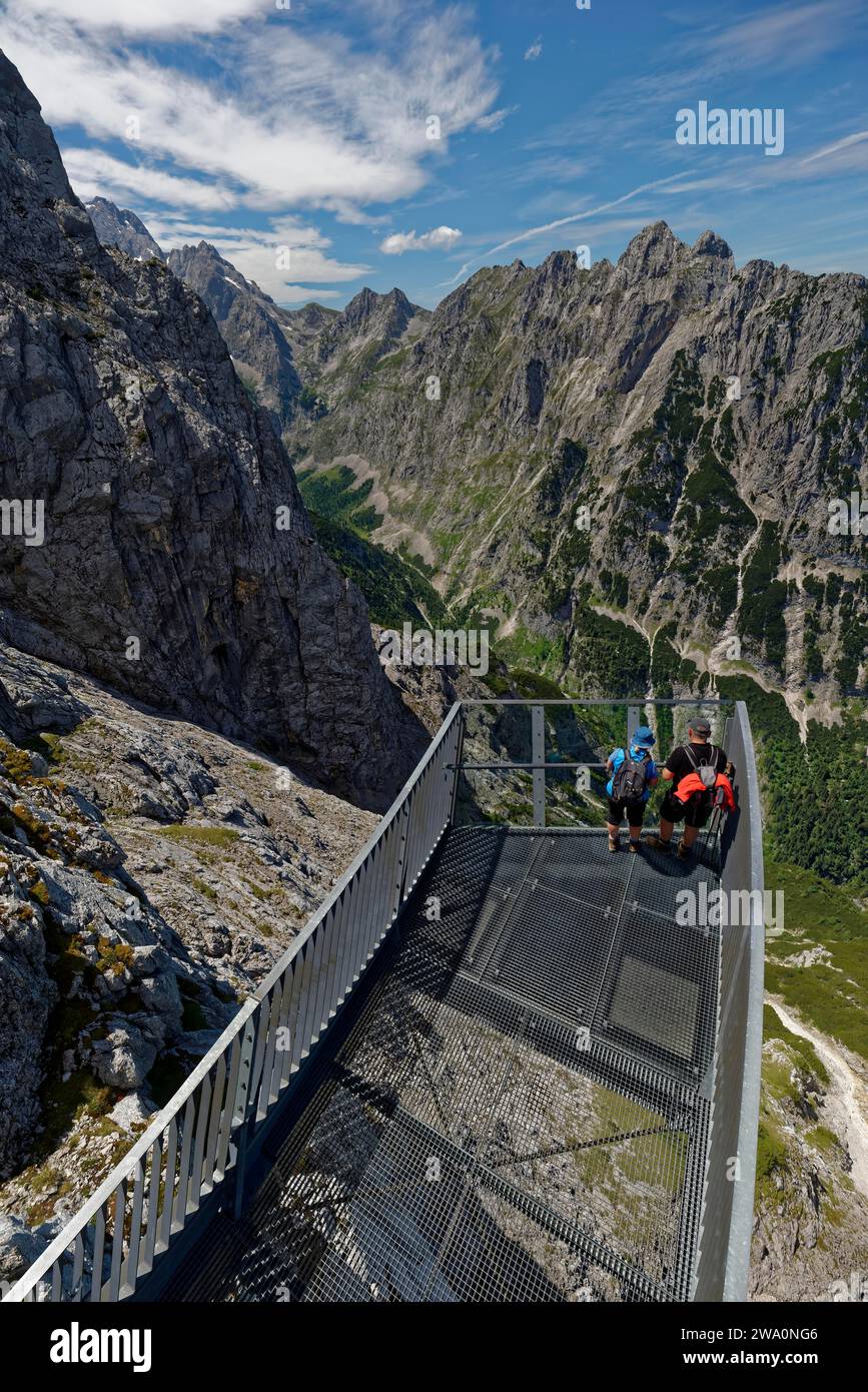 Wanderer genießen die Aussicht von einer Plattform in einer Bergkette, AlpspiX, Aussichtsplattform, Alpspitze, Zugspitze, Osterfelderkopf, Kreuzeck, Garmisch-Parten Stockfoto