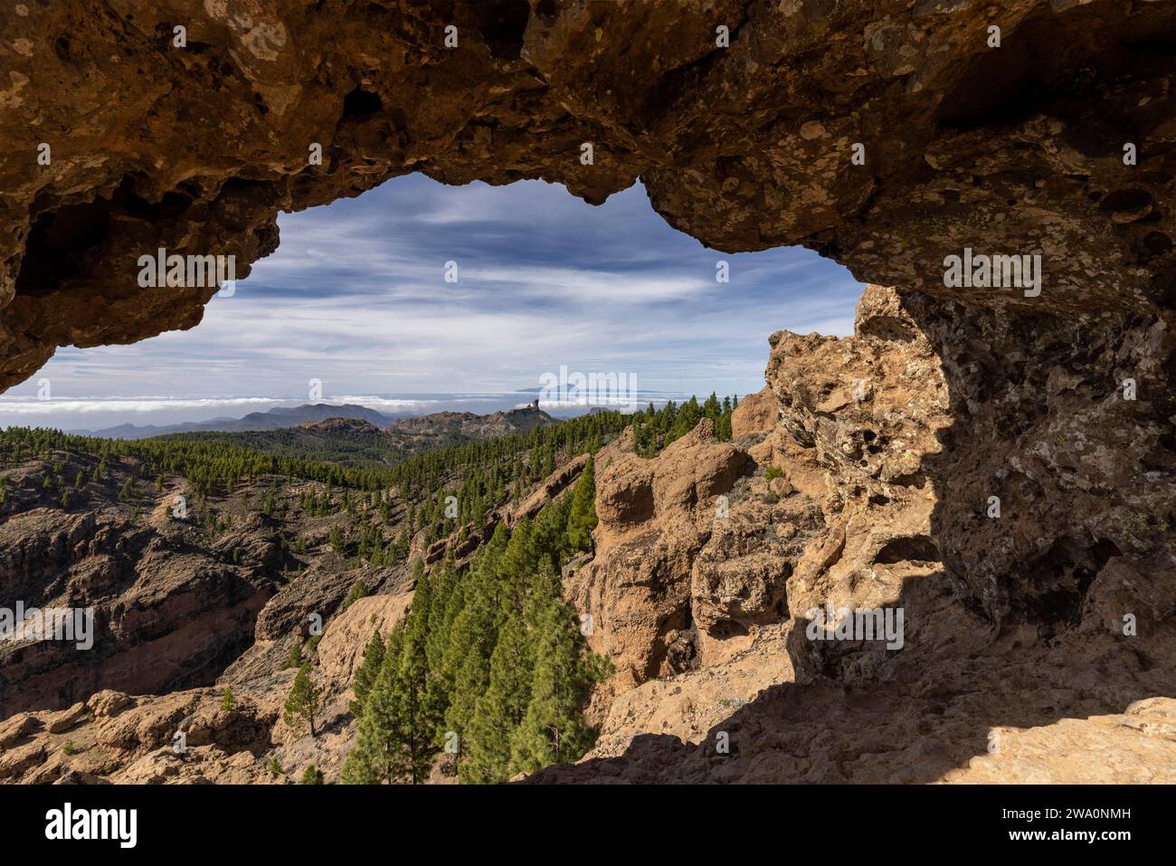 Blick durch einen Felsbogen auf den Roque Nublo und den Teide-Gipfel auf der Nachbarinsel Teneriffa, Pico de las Nieves, Gran Canaria, Kanarischen Inseln I Stockfoto