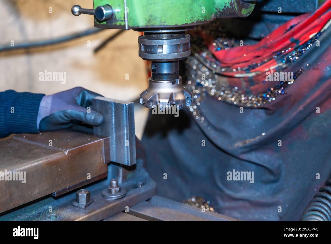 Die CNC-Fräsmaschine schneidet die Metallteile mit einer Fräsmaschine. Werkstatt für numerische Steuerung, High-Tech durch ein CNC-Bearbeitungszentrum Stockfoto