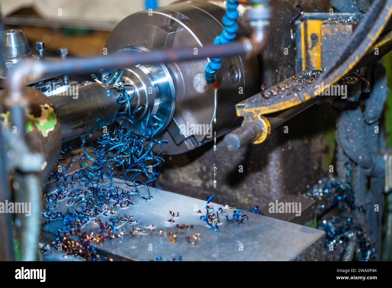 Die CNC-Fräsmaschine schneidet Metallteile mit einer Fräsmaschine und löst Metallspäne. Numerische Steuerungswerkstatt, High-Tech durch CNC m Stockfoto