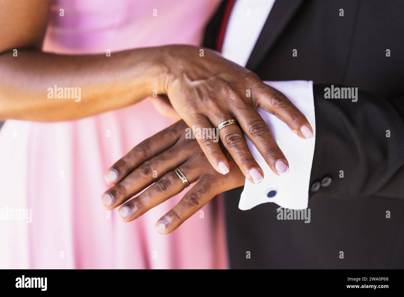Schwarzes ethnisches Brautpaar zeigt Ringe auf einer Hochzeit, Hochzeitszeremonie Stockfoto