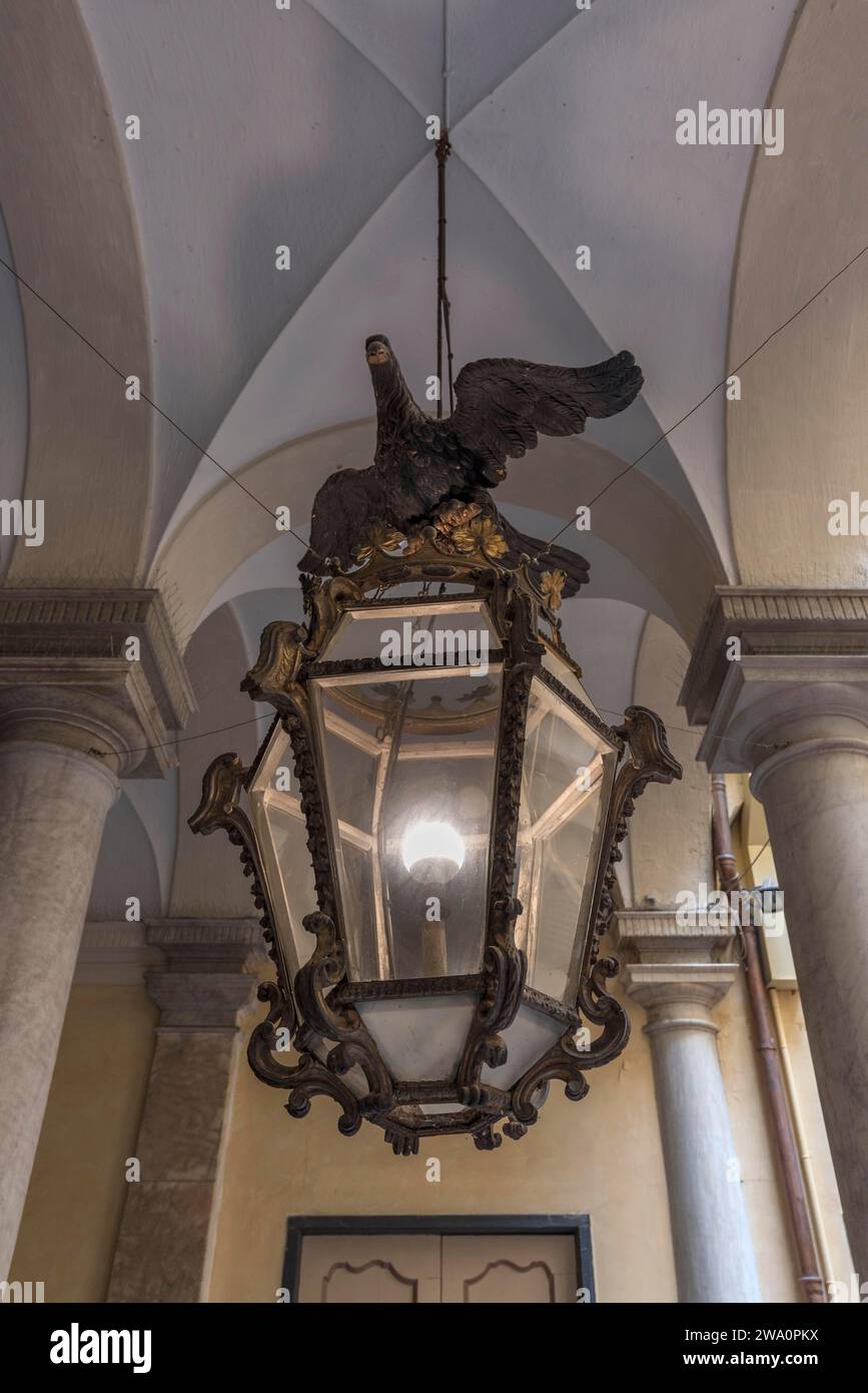 Laterne mit Adlerfigur im Innenhof des Palazzo Doria Gio Battista Spinola, erbaut 1563, Via Garibaldi, 6, Genua, Italien, Europa Stockfoto
