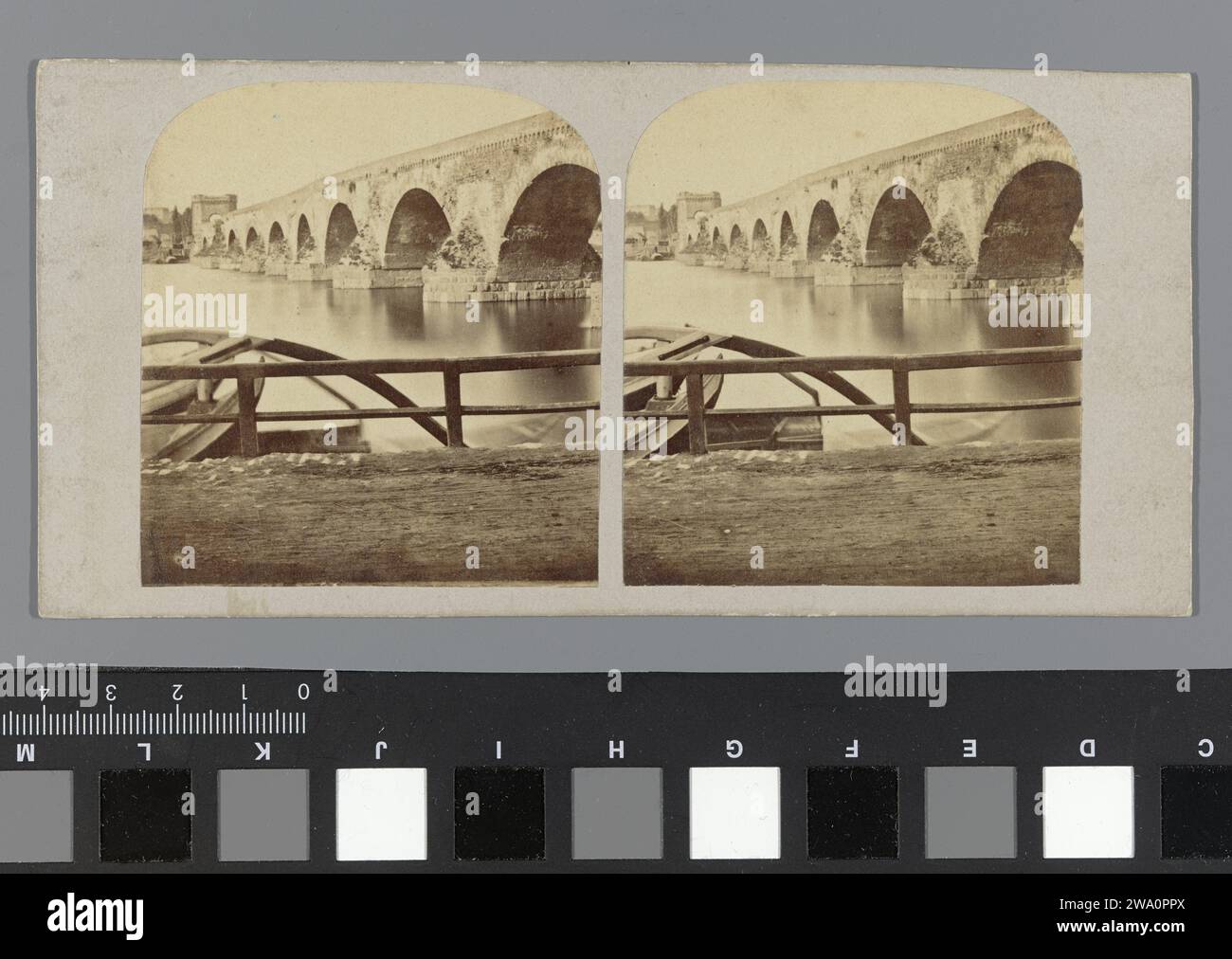 Blick auf die Balduinbrücke über die Moesel bei Koblenz, anonym, um 1855 - um 1865 Koblenzer Papier. Brücke mit Albumendruck aus Karton. Landschaft mit Brücke, Viadukt oder Aquädukt Koblenz. Balduin-Brücke Stockfoto