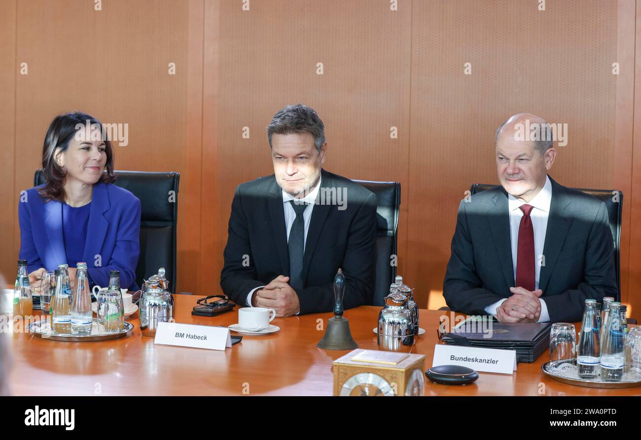 Bundeskanzler Olaf Scholz rechts, Bundeswirtschaftsminister Robert Habeck und Bundesaußenministerin Annalena Baerbock zu Beginn Stockfoto