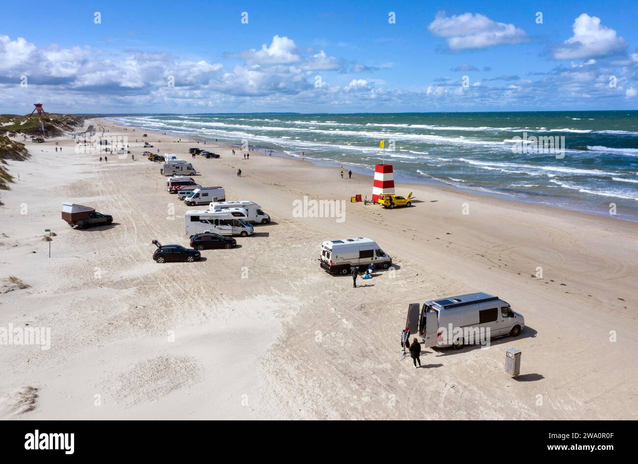 Luftaufnahme der Mobilheime am Blokhus Car Beach, Blockhütte, Dänemark, 21.07.2023, Europa Stockfoto