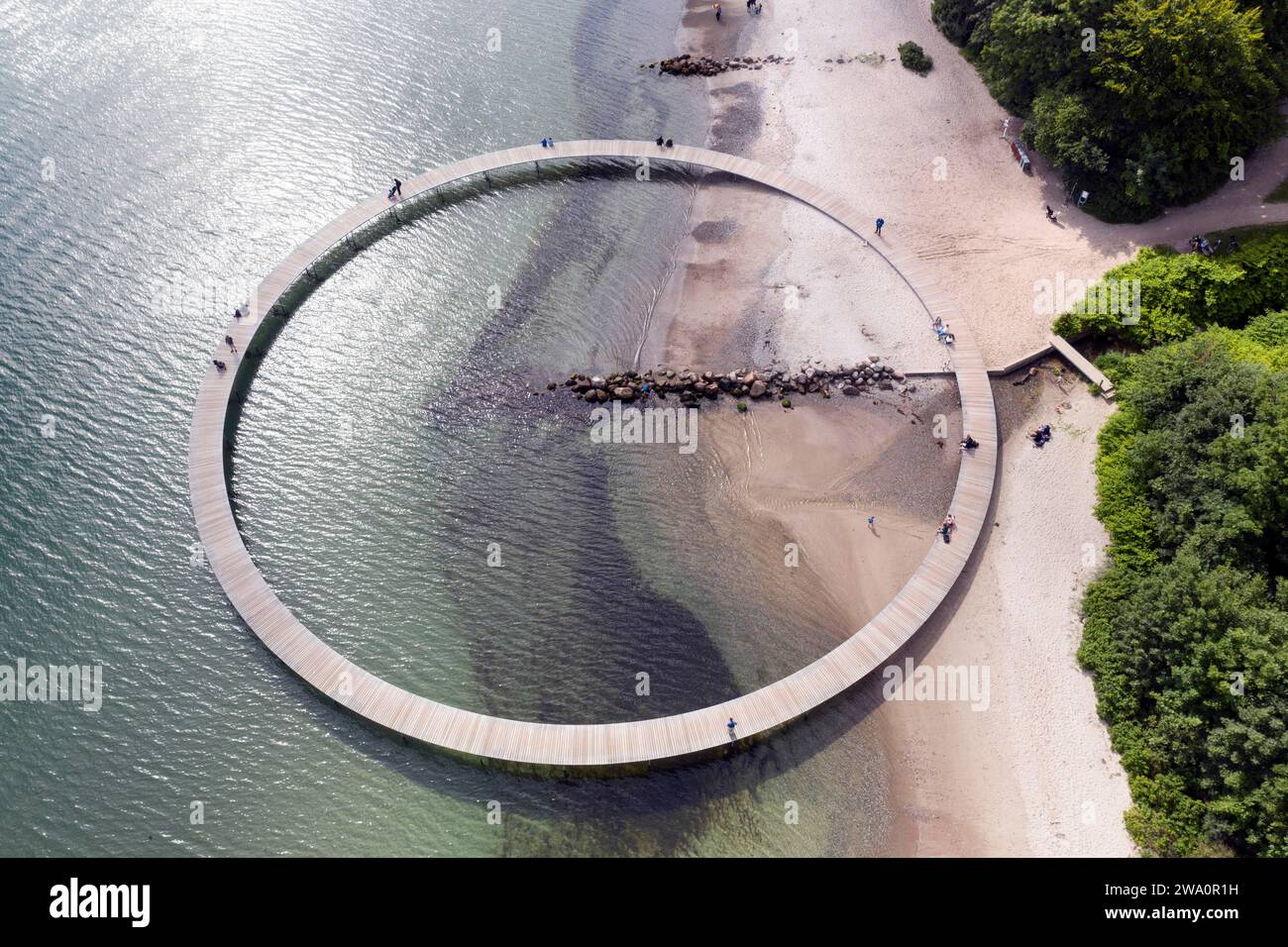 Aus der Vogelperspektive sehen Menschen, die auf der unendlichen Brücke laufen. Die Brücke wurde von Sculpture by the Sea, Aarhus, Dänemark, 25.07.2023, EU gebaut Stockfoto