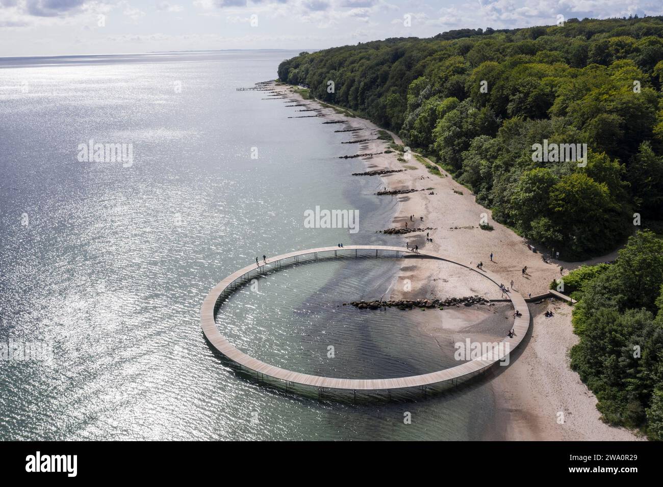 Aus der Vogelperspektive sehen Menschen, die auf der unendlichen Brücke laufen. Die Brücke wurde von Sculpture by the Sea, Aarhus, Dänemark, 25.07.2023, EU gebaut Stockfoto