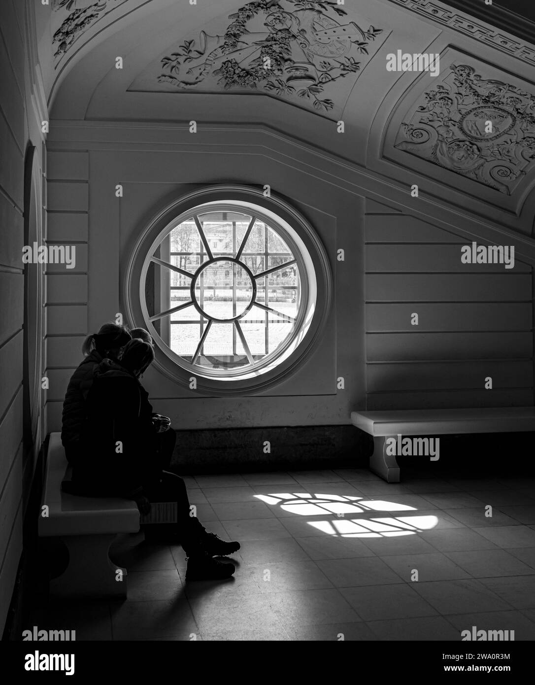Schwarzweißfoto, Zimmer mit rundem Fenster im Alten Schloss, Schloss Charlottenburg, Berlin, Deutschland, Europa Stockfoto