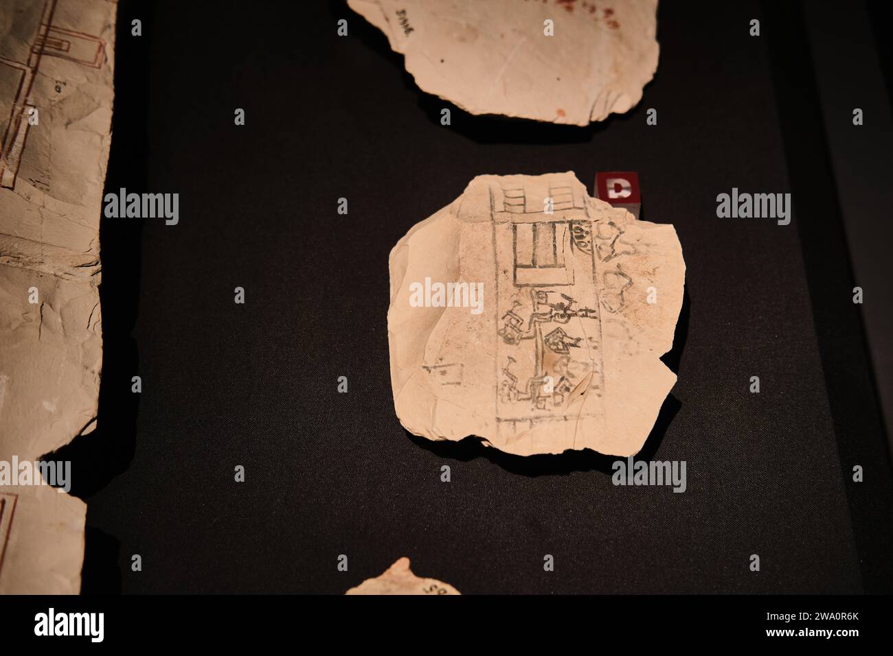 Luxor, Ägypten - 26. Dezember 2023: Altägyptische Architekturzeichnungen auf einem Stein im Luxor Museum Stockfoto