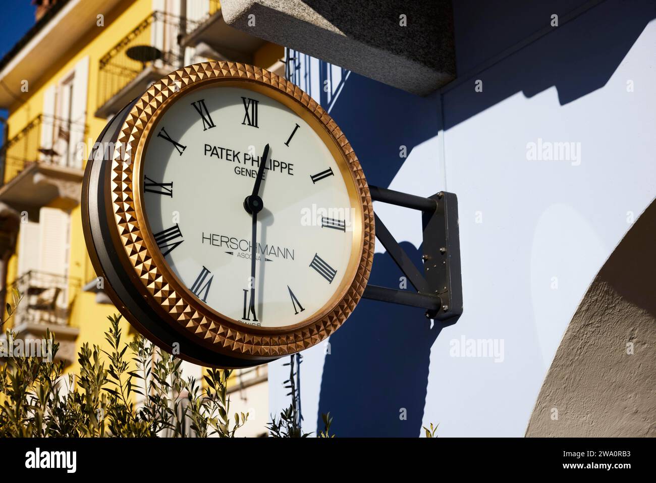 Die übergroße Patek Philippe Uhr als Werbung in einem Juweliergeschäft in Ascona, Bezirk Locarno, Kanton Tessin, Schweiz, Europa Stockfoto