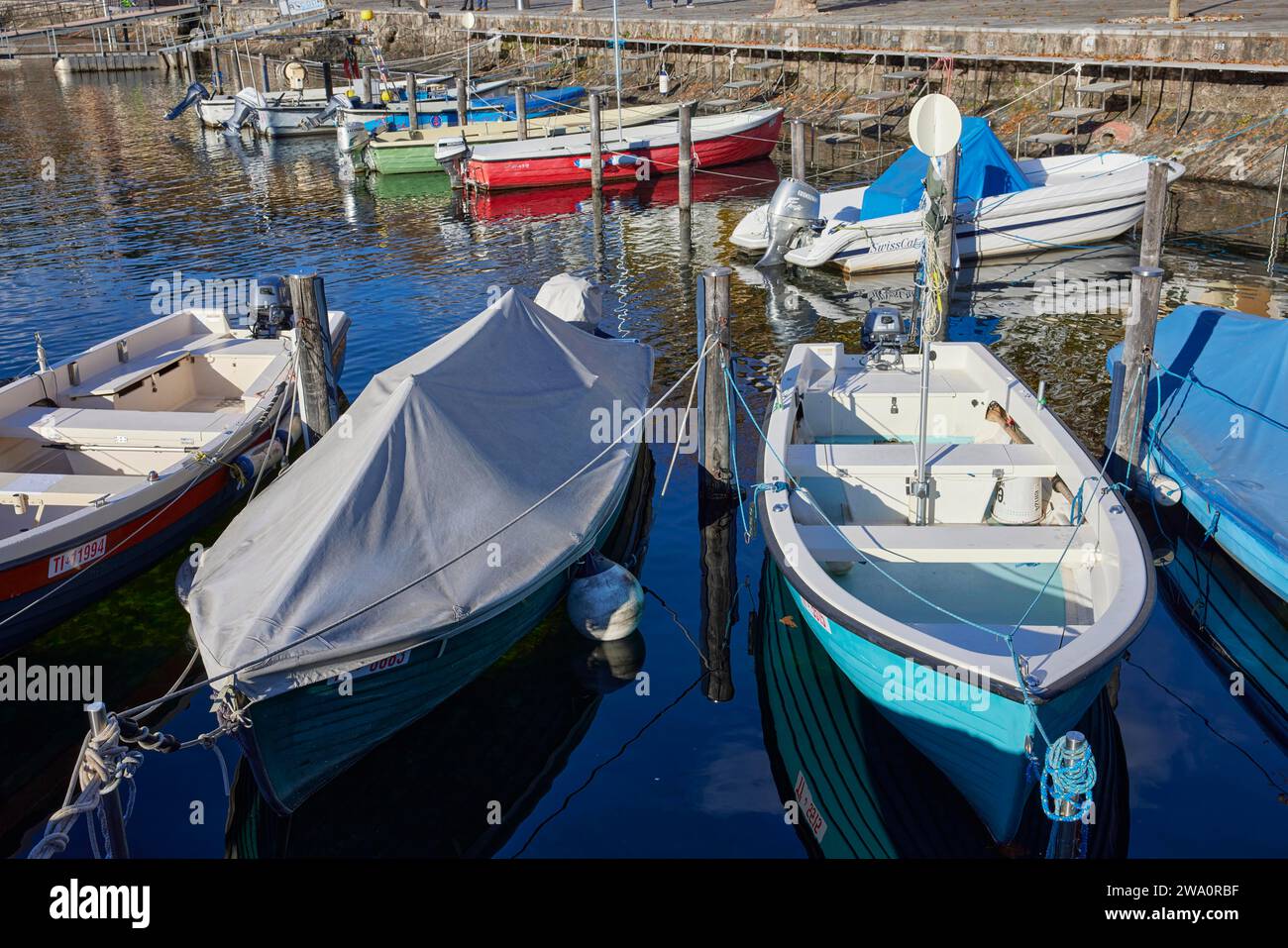 Motorboote im Hafen von Ascona und teilweise durch eine Plane geschützt, Bezirk Locarno, Kanton Tessin, Schweiz, Europa Stockfoto