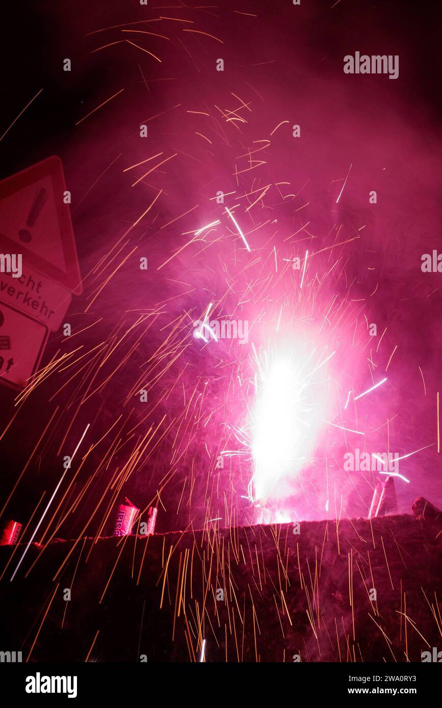 Jahreswechsel, Silvester 2023, Neujahr 2024 Feuerwerk, Symbolfoto