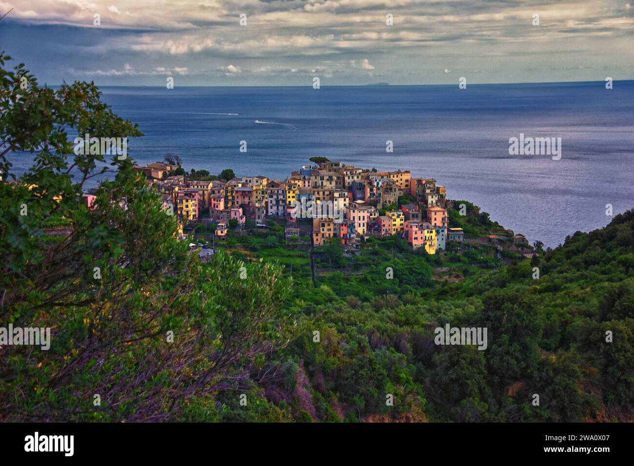 Blick auf Cinque Terre von Wanderwegen auf Küstenorte an der italienischen Riviera. Ligurien, Italien, Europa. Sommer 2023. Stockfoto