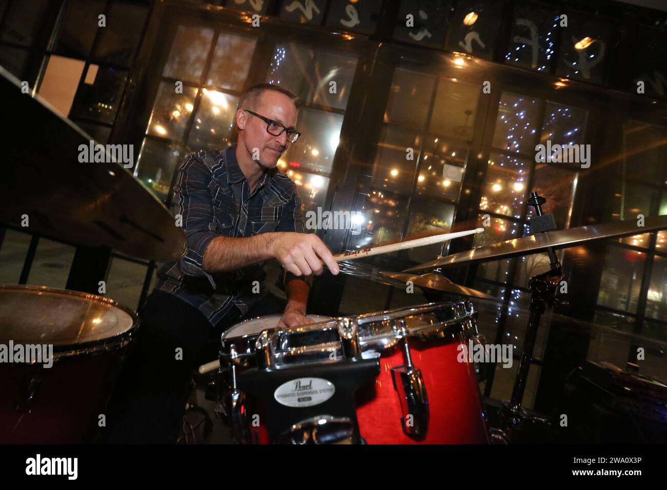Jazztrio tritt im Alvin & Friends Restaurant in New Rochelle, New York auf. (Foto: Sean Drakes/Alamy) Stockfoto