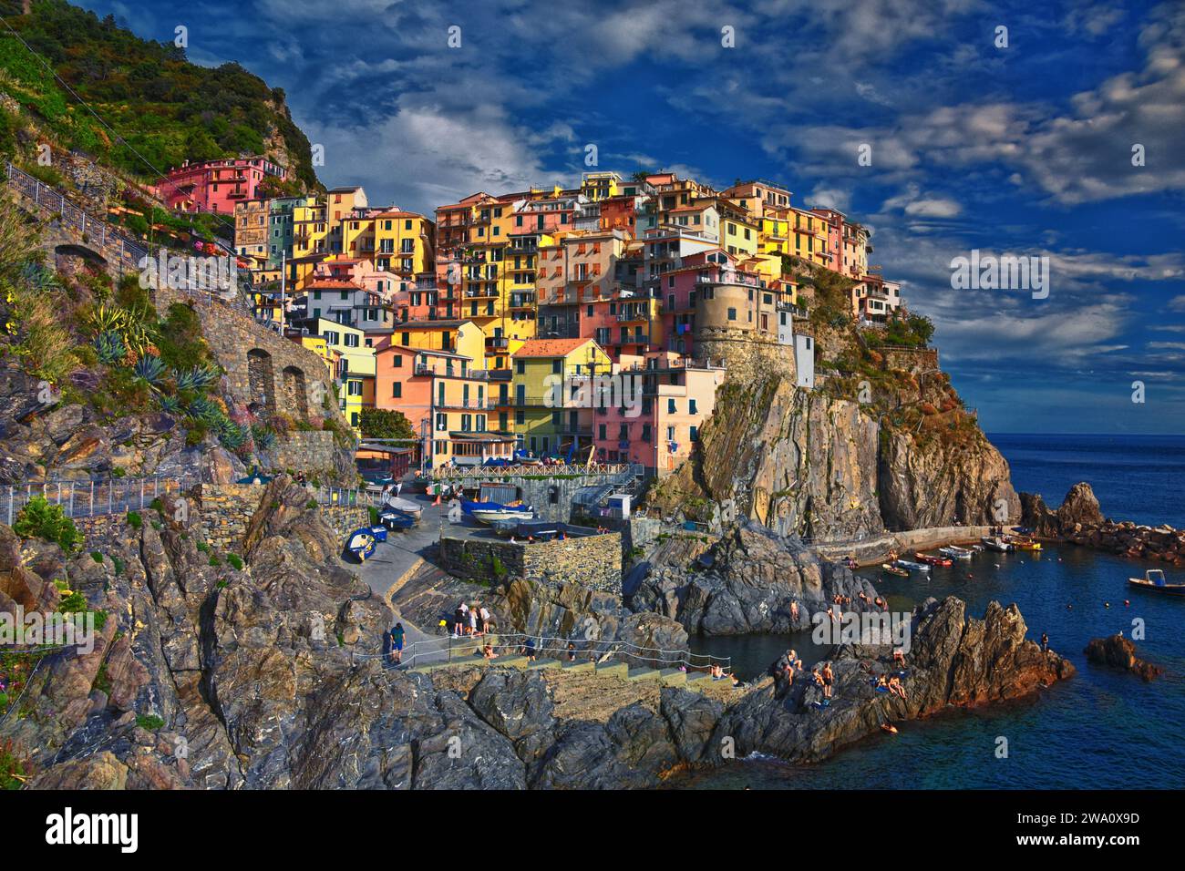 Blick auf Cinque Terre von Wanderwegen auf Küstenorte an der italienischen Riviera. Ligurien, Italien, Europa. Sommer 2023. Stockfoto