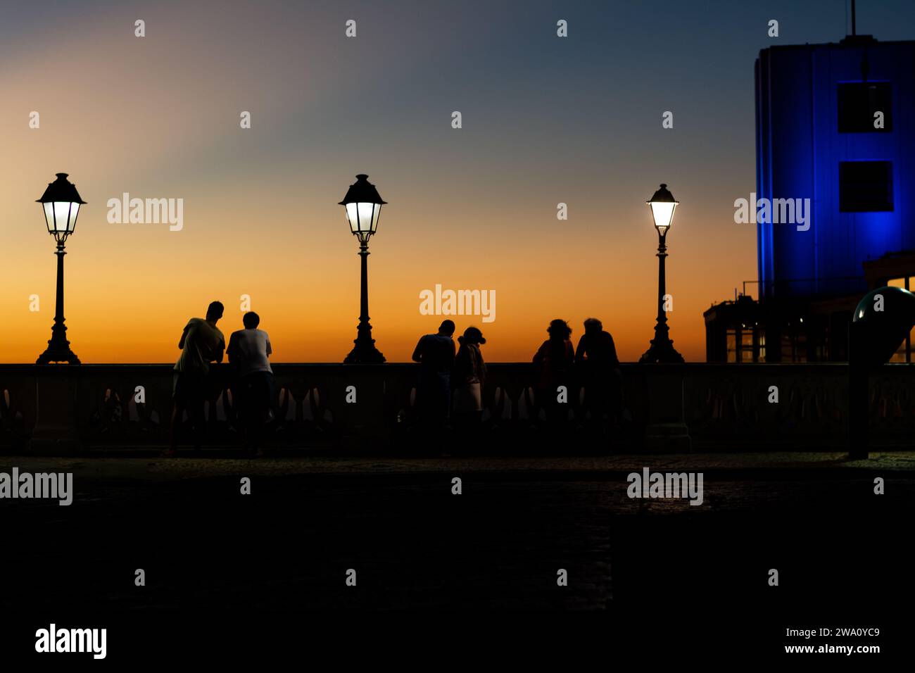 Salvador, Bahia, Brasilien - 21. April 2015: Silhouette von Menschen und Straßenlaternen auf dem Tome de Souza-Platz in Salvador, Bahia. Stockfoto