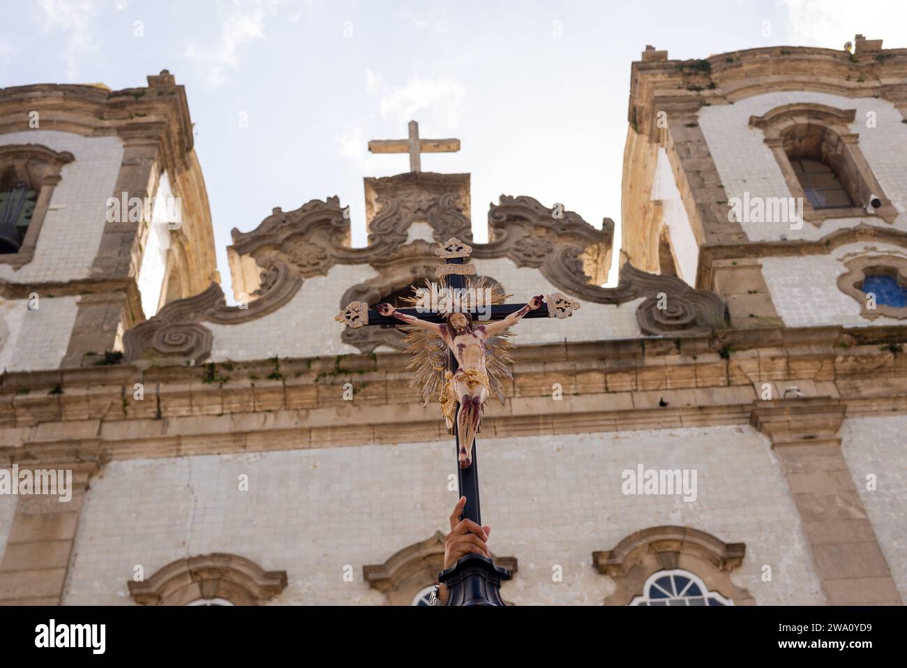 Salvador, Bahia, Brasilien - 12. August 2022: Katholik wird das Kreuz Jesu Christi vor der Kirche Senhor do Bonfim in der Stadt S. Stockfoto