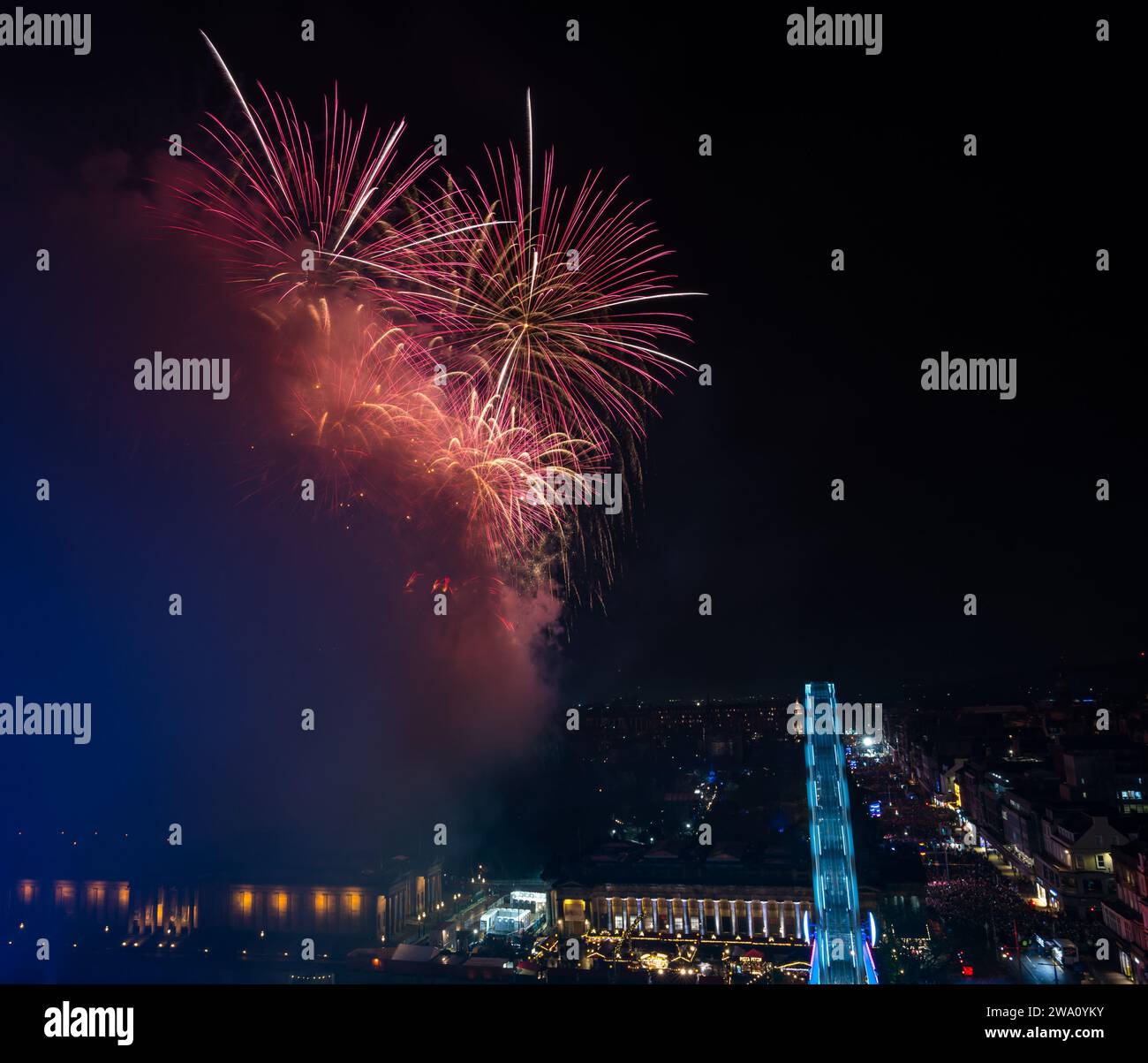 Edinburgh, Schottland, Großbritannien, 1. Januar 2024, Edinburgh Hogmanay Feuerwerk: Die Neujahrsfeier enden 2023 mit einem 6,5-minütigen Feuerwerk aus Edinburgh Castle von Titanium Fireworks, bei dem 50.000 Schaulustige die Straßenparty unten drängen. Credit Sally Anderson/Alamy Live News Stockfoto