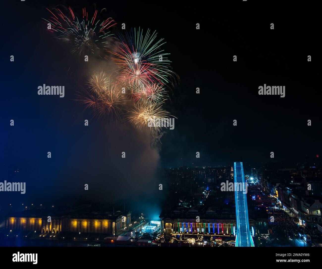 Edinburgh, Schottland, Großbritannien, 1. Januar 2024, Edinburgh Hogmanay Feuerwerk: Die Neujahrsfeier enden 2023 mit einem 6,5-minütigen Feuerwerk aus Edinburgh Castle von Titanium Fireworks, bei dem 50.000 Schaulustige die Straßenparty unten drängen. Credit Sally Anderson/Alamy Live News Stockfoto
