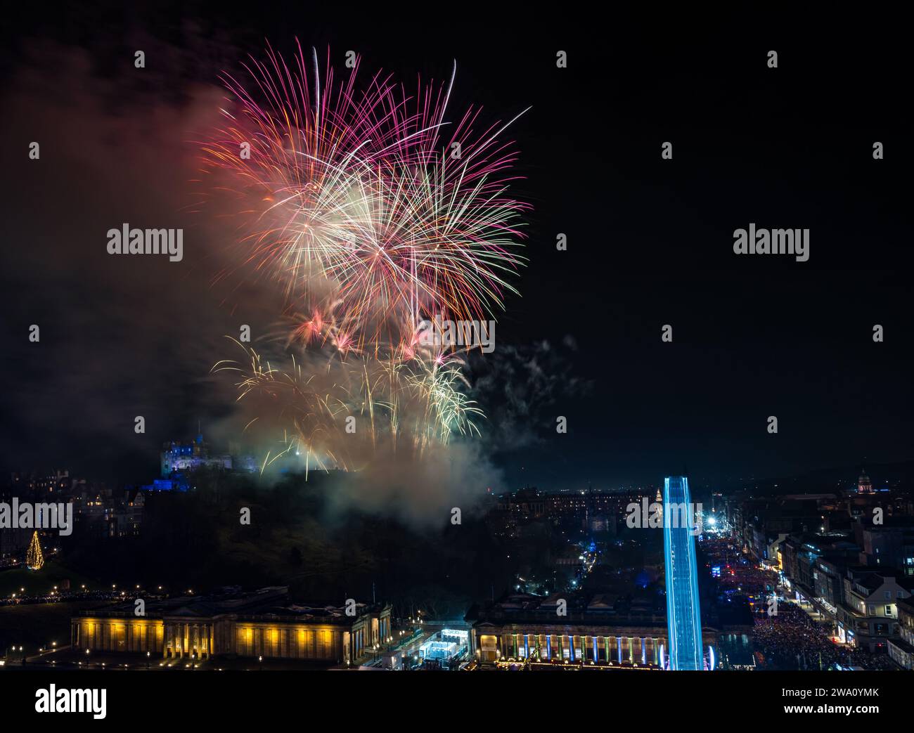 Edinburgh, Schottland, Großbritannien, 1. Januar 2024, Edinburgh Hogmanay Feuerwerk: Die Neujahrsfeier enden 2023 mit einem 6,5-minütigen Feuerwerk aus Edinburgh Castle von Titanium Fireworks, bei dem 50.000 Schaulustige die Straßenparty unten drängen. Credit Sally Anderson/Alamy Live News Stockfoto