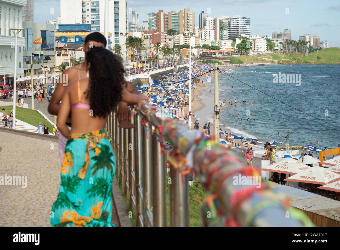 Salvador, Bahia, Brasilien - 5. Januar 2022: Menschen werden am Strand von Faro da Barra in Salvador, Bahia, gesehen. Stockfoto