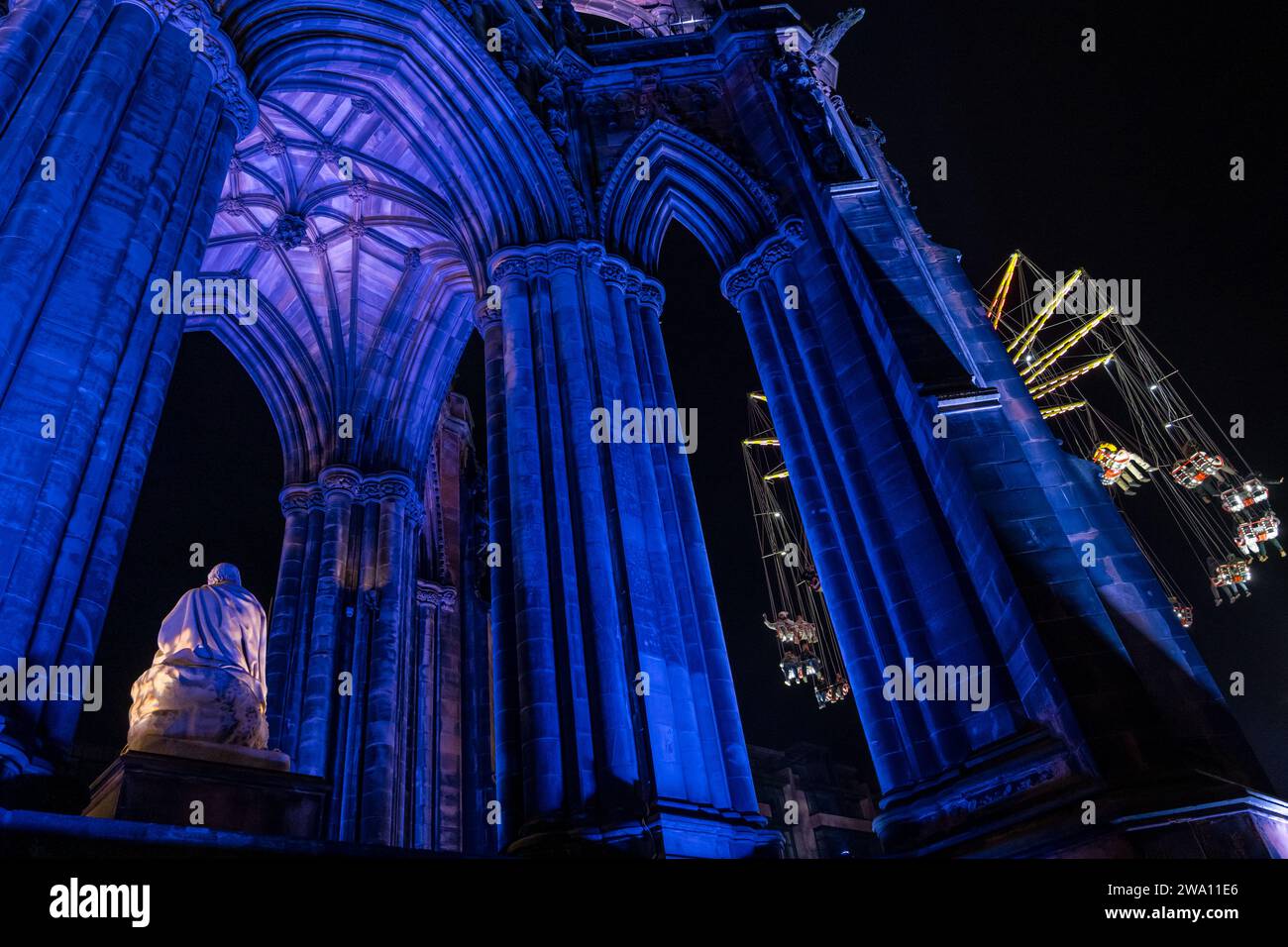 Edinburgh, Schottland, Vereinigtes Königreich, 31. Dezember 2023. Hogmanay Neujahrsfeier: Die Star-Flyer-Messe-Fahrt in den Princes Street Gardens neben dem Sir Walter Scott Monument ist eine der Hauptattraktionen, wenn sich Mitternacht nähert. Quelle: Sally Anderson/Alamy Live News Stockfoto