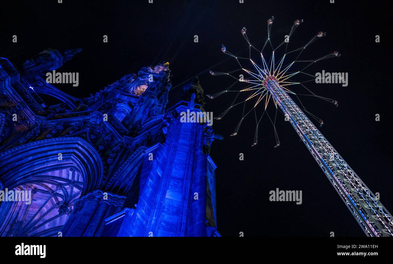 Edinburgh, Schottland, Vereinigtes Königreich, 31. Dezember 2023. Hogmanay Neujahrsfeier: Die Star-Flyer-Messe-Fahrt in den Princes Street Gardens neben dem Sir Walter Scott Monument ist eine der Hauptattraktionen, wenn sich Mitternacht nähert. Quelle: Sally Anderson/Alamy Live News Stockfoto