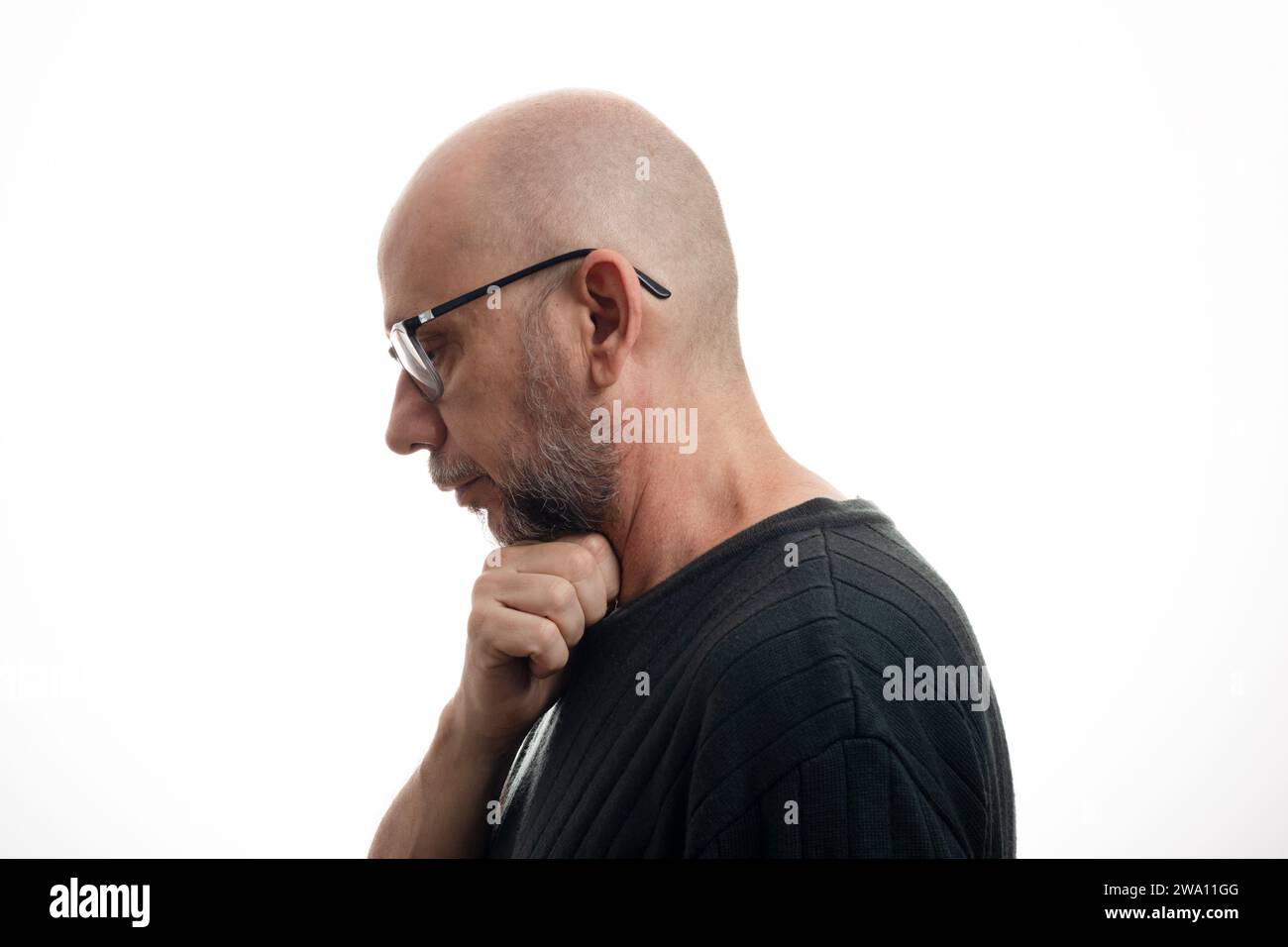 Weißer Mann, Glatze, mit verschreibungspflichtigen Gläsern, nachdenklich und konzentriert. Isoliert auf weißem Hintergrund. Stockfoto