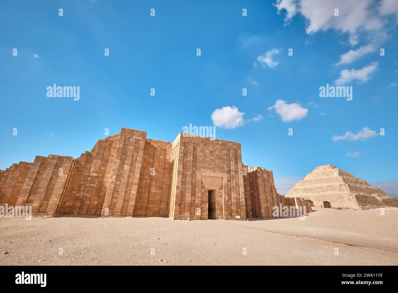 Sakkara, Ägypten - 2. Januar 2024: Eintritt in den Leichentempel in der Nähe der Pyramide von Djoser in Sakkara. Überdachter Säuleneingang zur Stufenpyramide Stockfoto